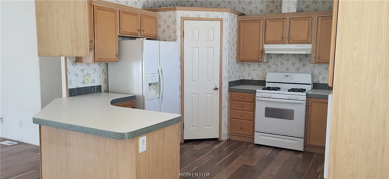 3 bed, 2.0 bath, 1404 sqft, $1,700 — Photo 3