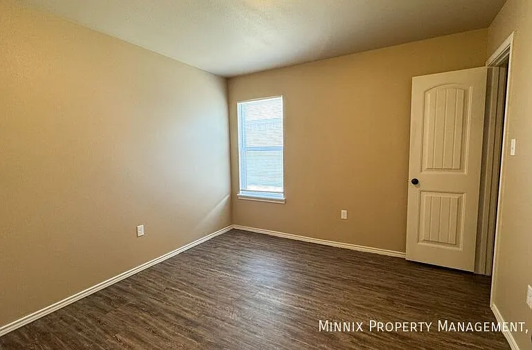 2413 N Avenue O — Photo 23