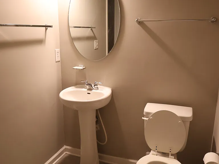 1899 Lakecrest Dr — Photo 11