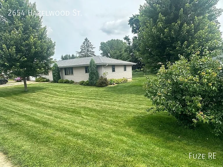 2654 Hazelwood St N — Photo 2