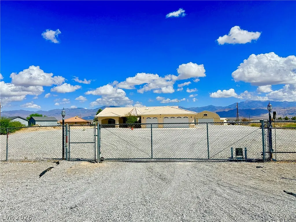 3 bed, 2.0 bath, 1989 sqft, $2,800 — Photo 1
