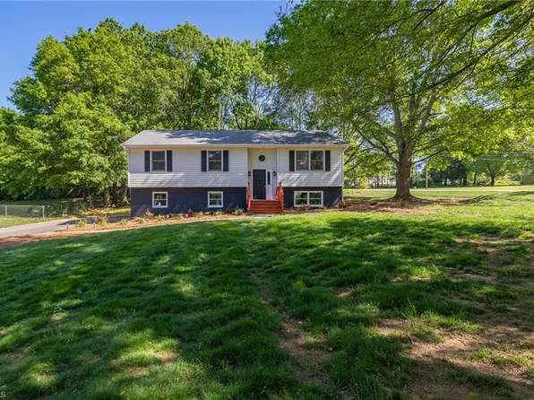 1102 Crescent Ct, Winston Salem, NC 27127