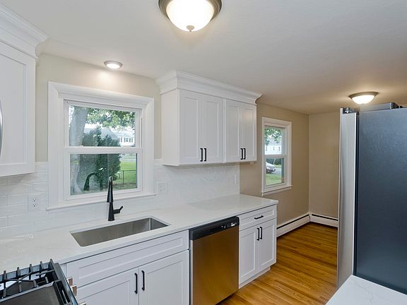 3rd image of 82 Gill St