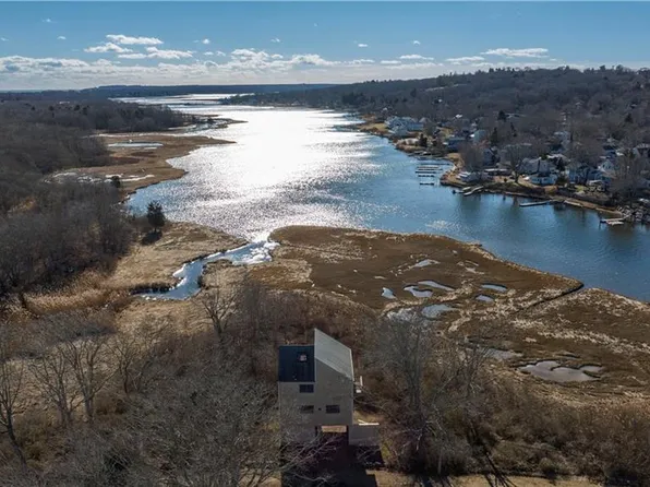 138 W Bay Dr, Narragansett, RI 02882