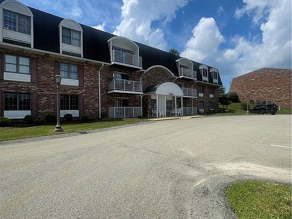 2nd image of 412 Clubhouse Dr