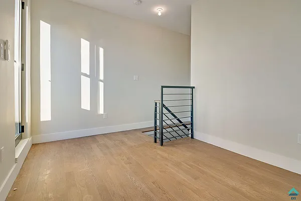 Rented by EXR | media 32