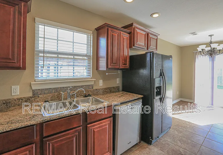 6303 S 37th St — Photo 16