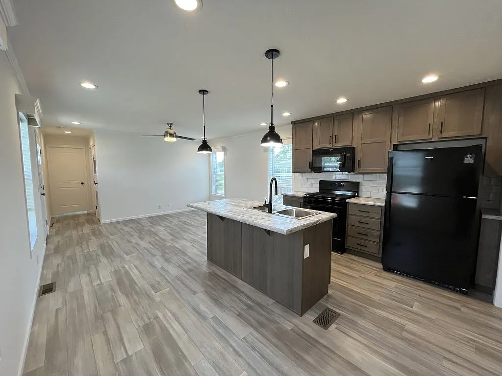 2 bed, 2.0 bath, 901 sqft, $1,599 — Photo 2