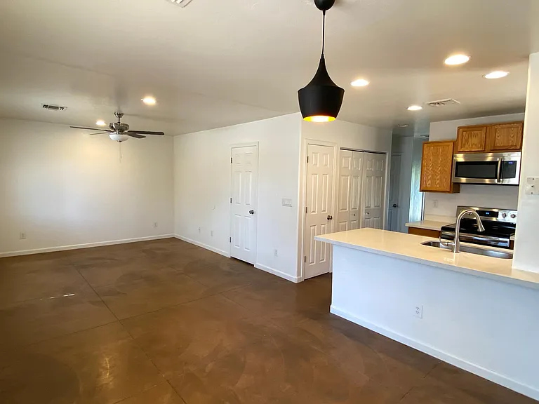 123 E Adams St — Photo 9
