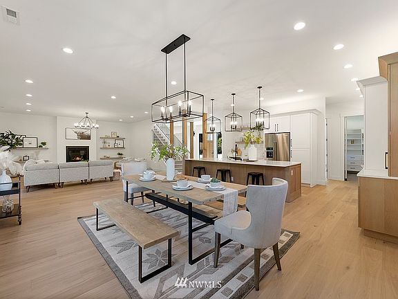 Open-concept living & entertainers dream!