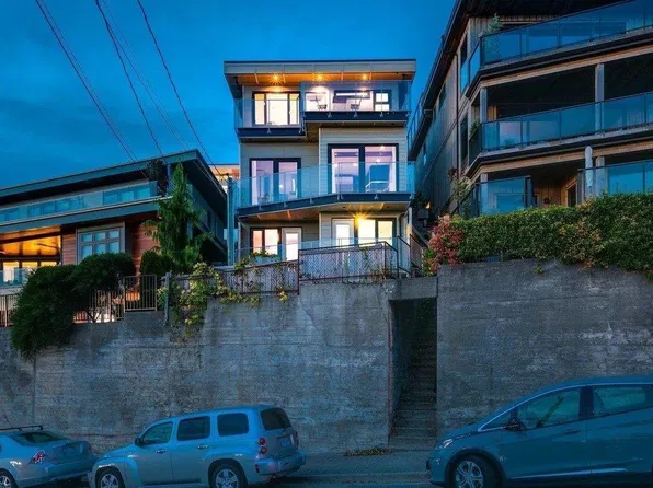 15061 Victoria Ave, White Rock, BC V4B 1G4