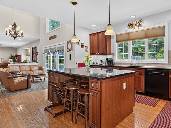 4th image of 18 Valley View Dr