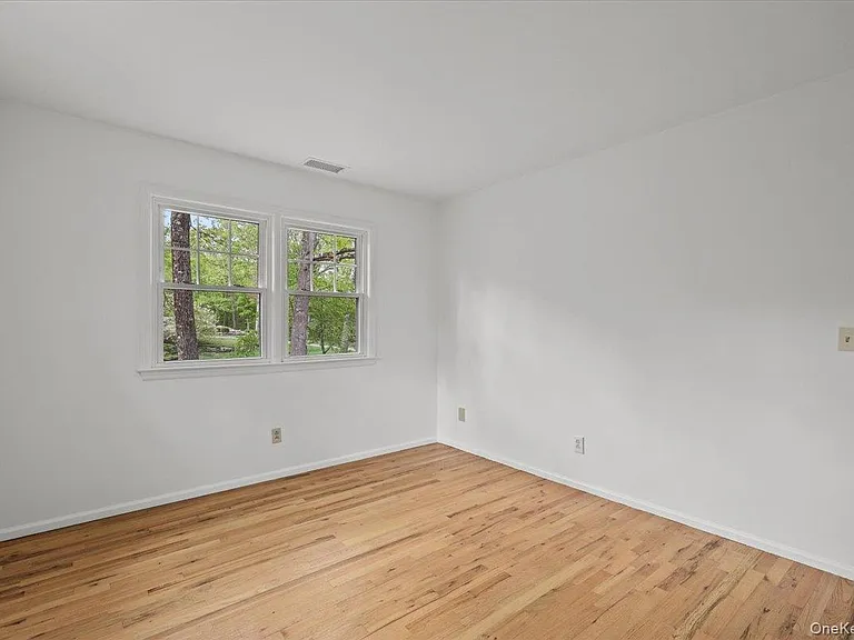 10 Silvermine Dr — Photo 5