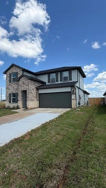 4 bed, 3.0 bath, 2257 sqft, $2,400 — Photo 2