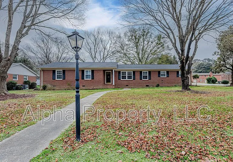 400 Fairhaven Dr — Photo 1