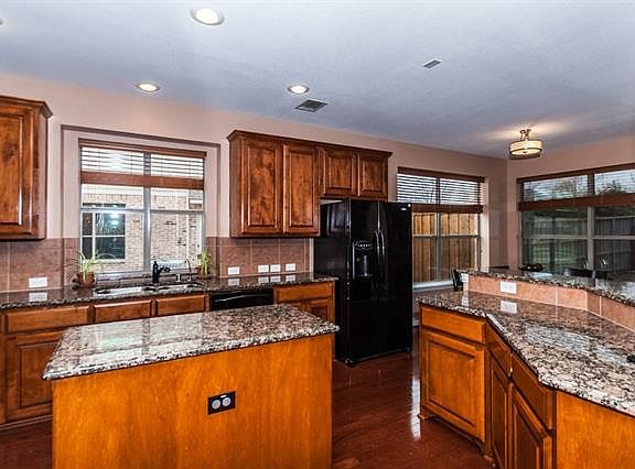 4th image of 613 Peacock Dr