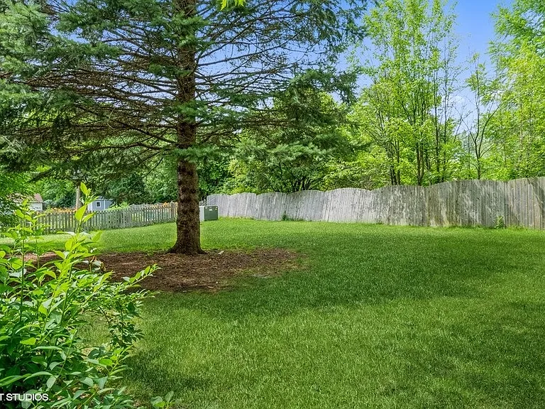 421 Bayview Ave — Photo 10