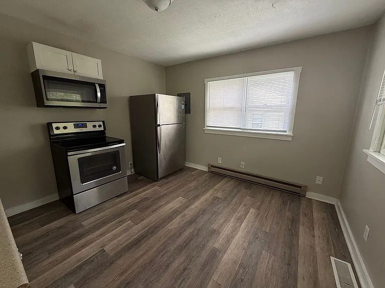 904 W Main St — Photo 1