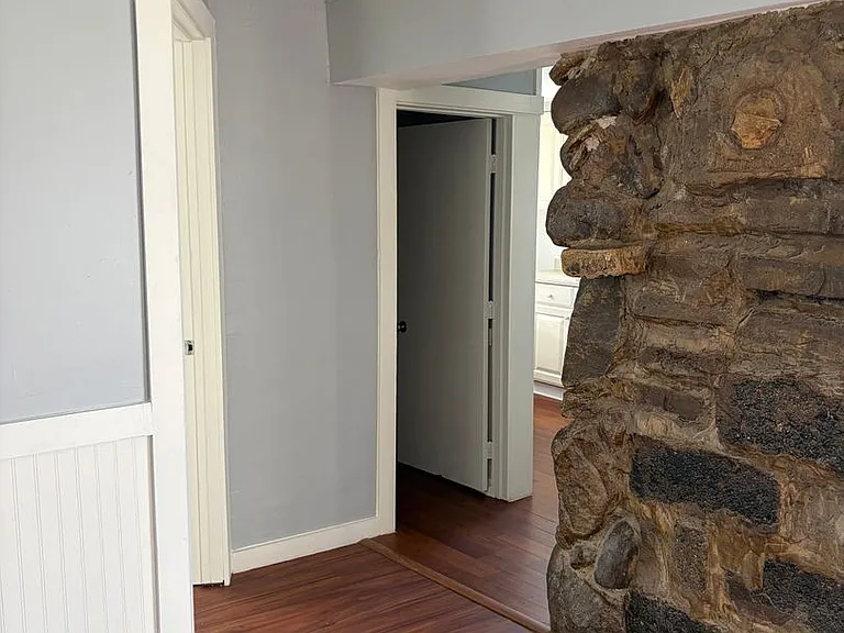 403 E Henry St — Photo 3