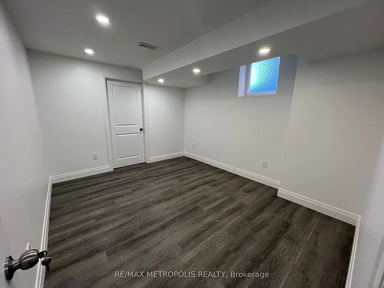 126 Frank Kelly Dr #BASEMENT — Photo 8