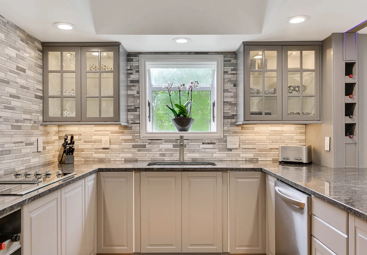 Architecturally stunning 5-Bed Retreat in Minnetonka! — Photo 4