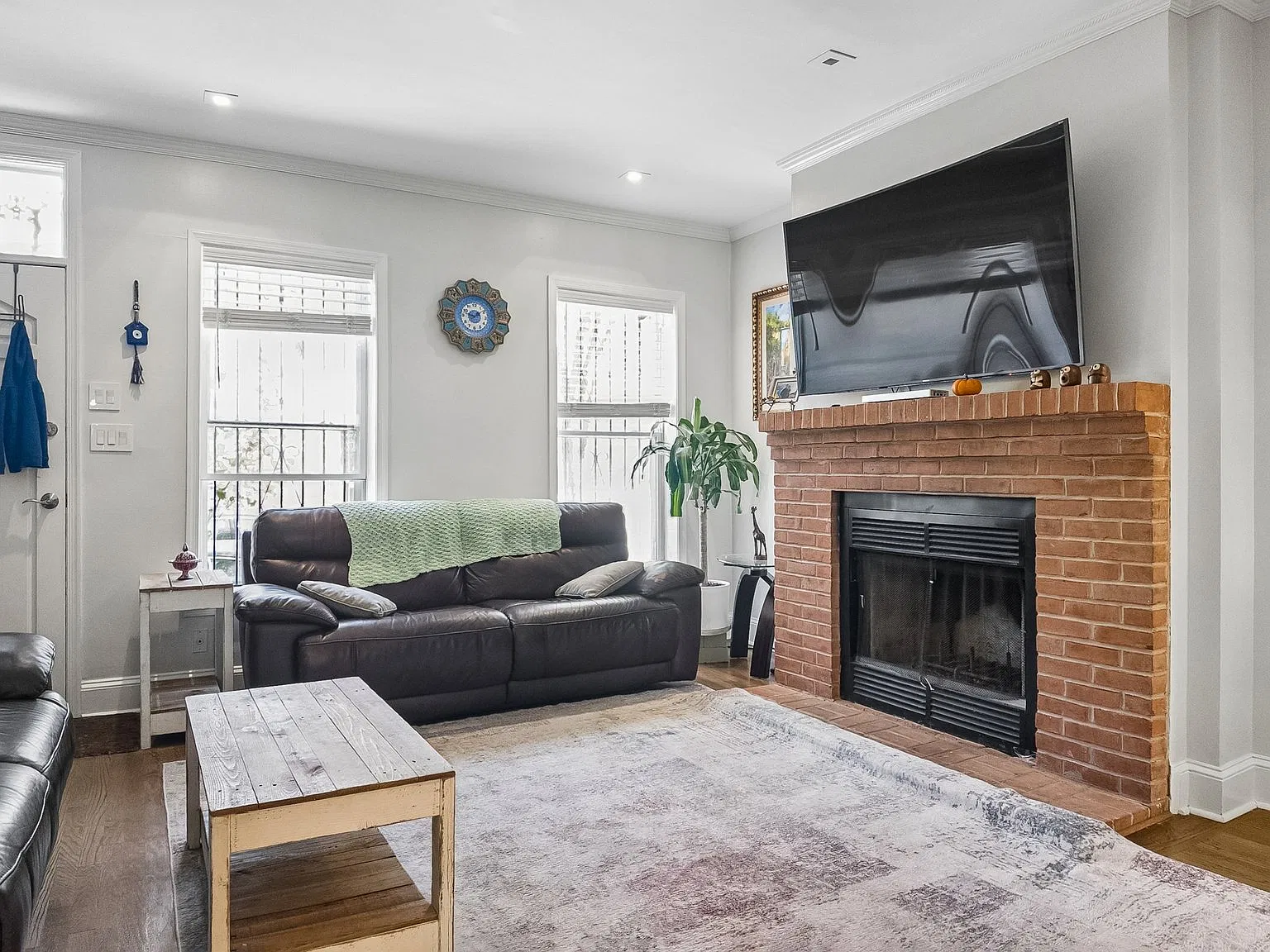 3 bed, 2100 sqft, $4,295 — Photo 3
