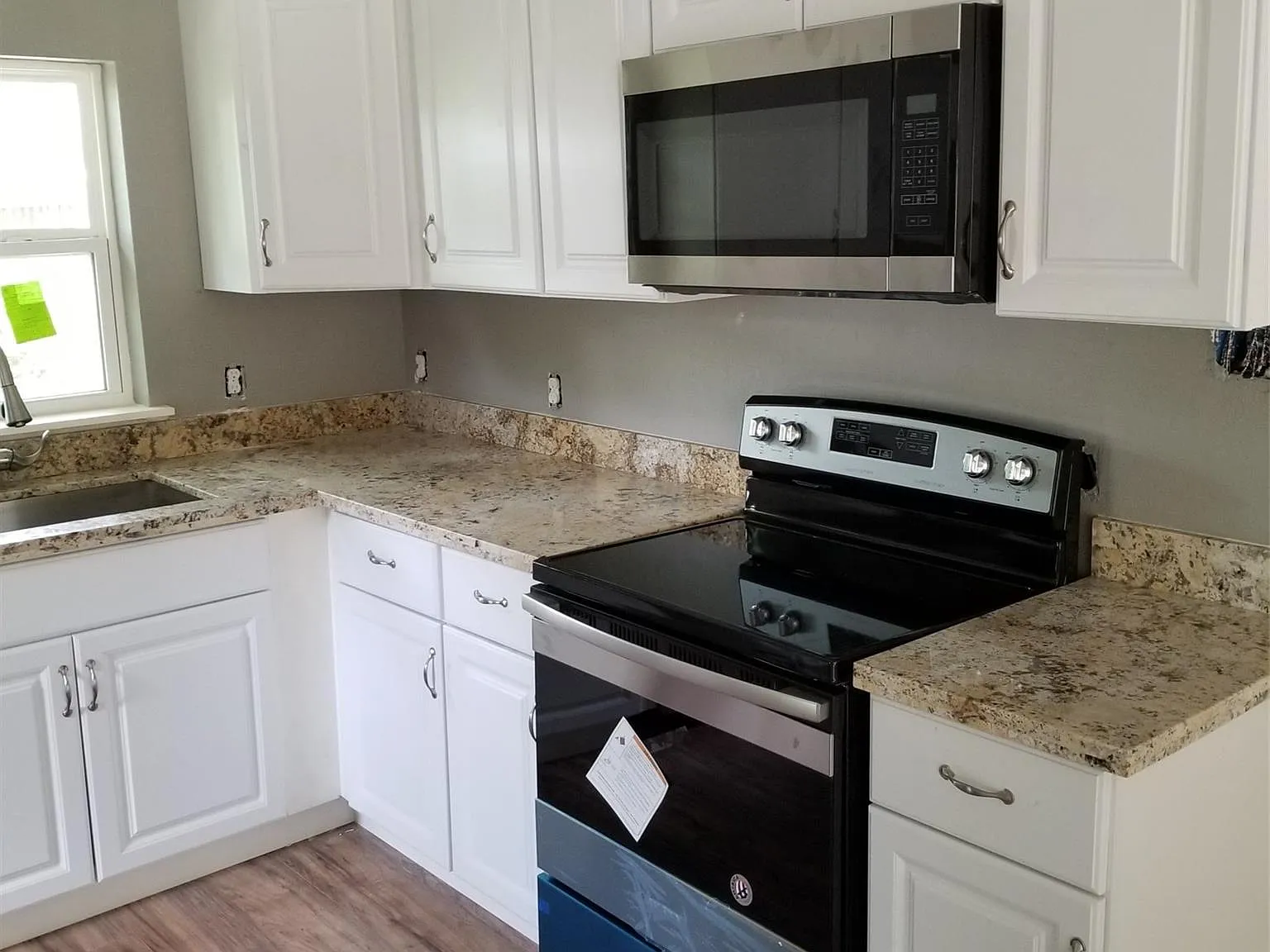 3 bed, 1.0 bath, 1400 sqft, $1,570 — Photo 3