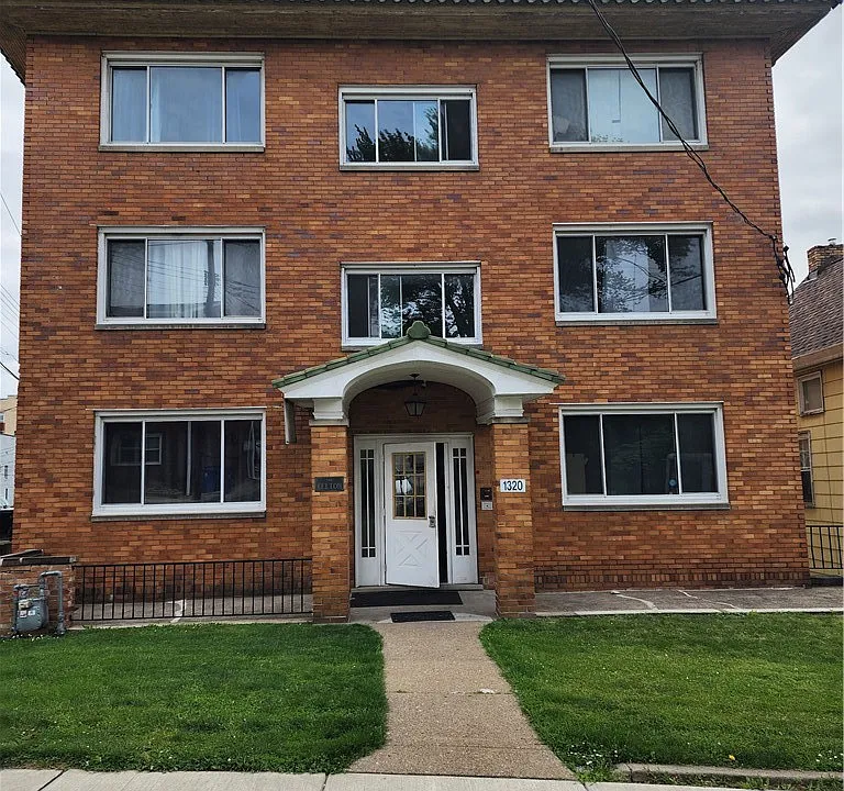 1320 Kelton Ave #1