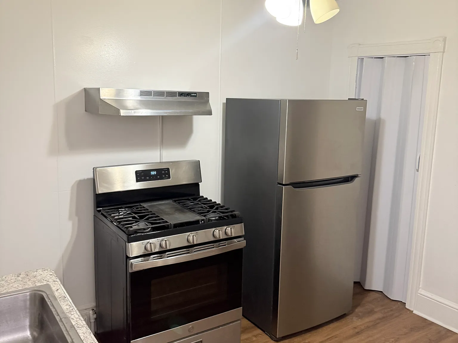 3 bed, 1000 sqft, $1,400 — Photo 2