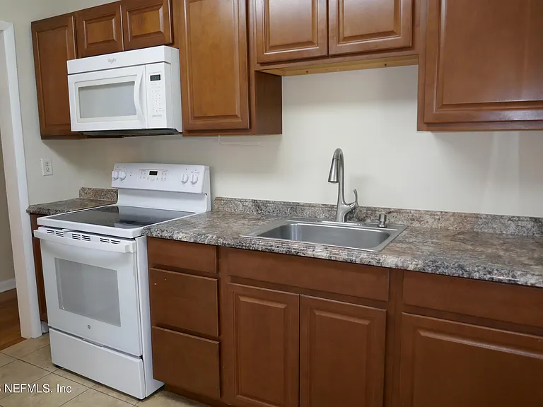 2404 Red Oak Dr — Photo 8