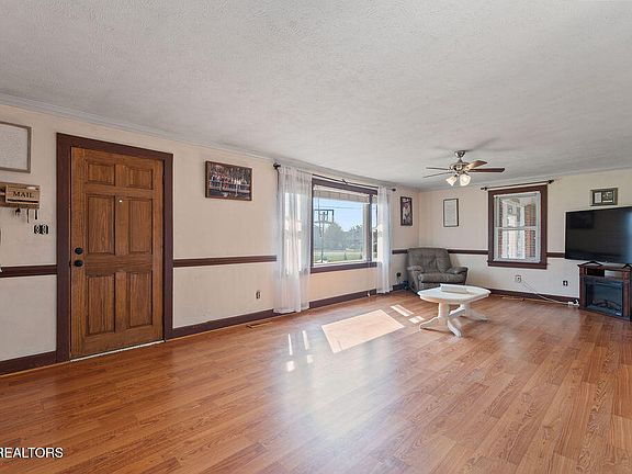 4th image of 401 White Ave