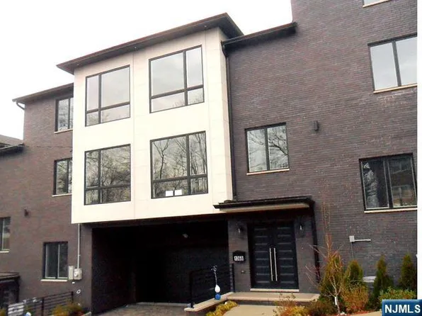 136 E Harwood Ter #B, Palisades Park, NJ 07650