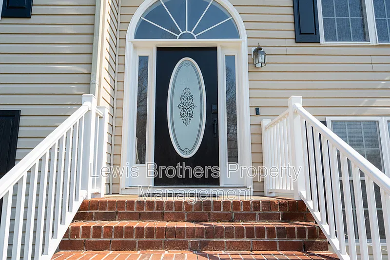 4 bed, 3.0 bath, 2332 sqft, $2,500 — Photo 3