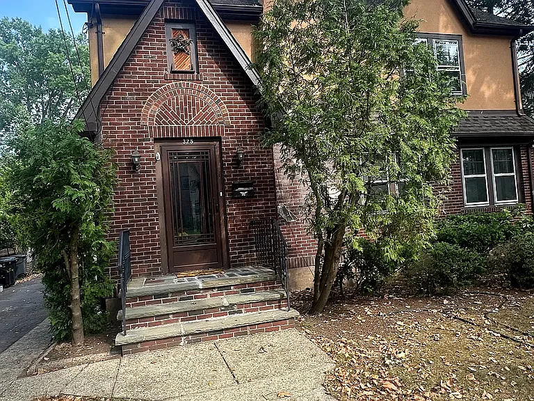 325 Bogert Ave — Photo 2