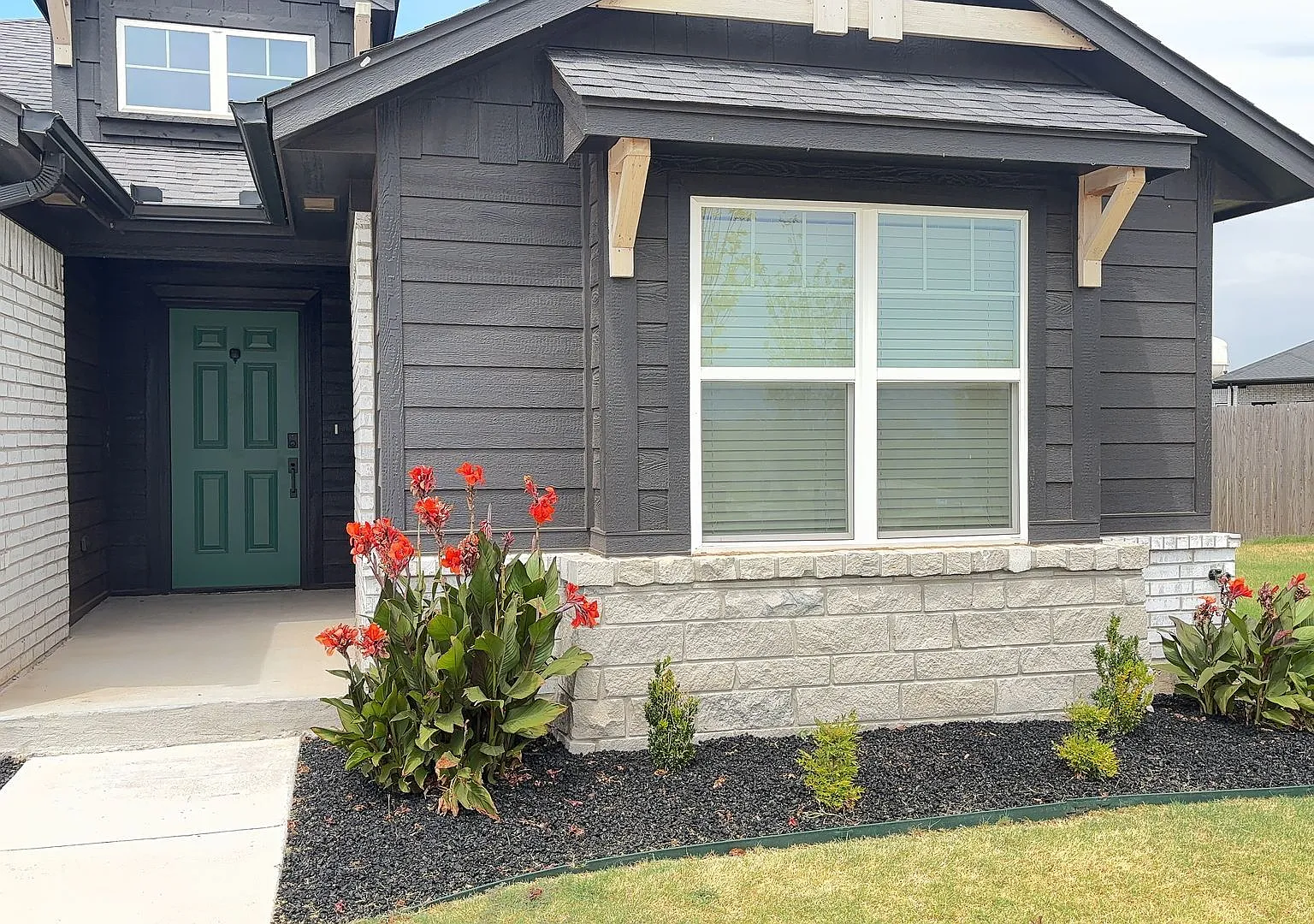 Very Nice 4 Bedroom 2 Bathroom House in Mustang Schools — Photo 2