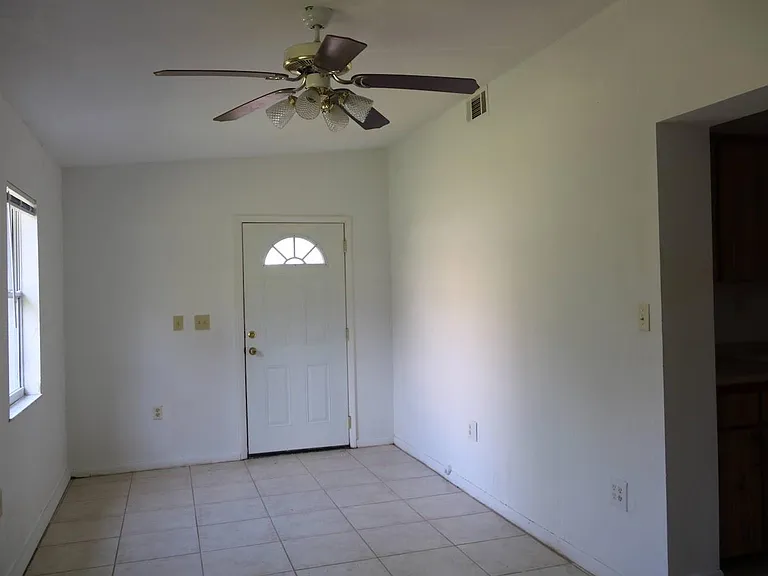 408 Riverwoods Cir — Photo 5