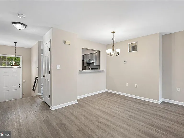 104 Frazer Dr — Photo 12