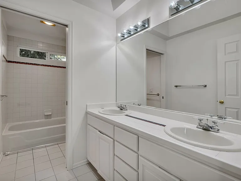 16323 NE 50th Way — Photo 31