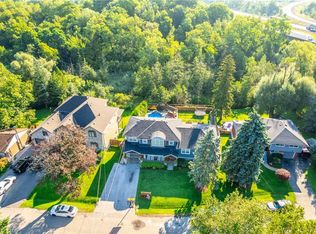 381 Woodworth Ct, Hamilton, ON L9G 2N2