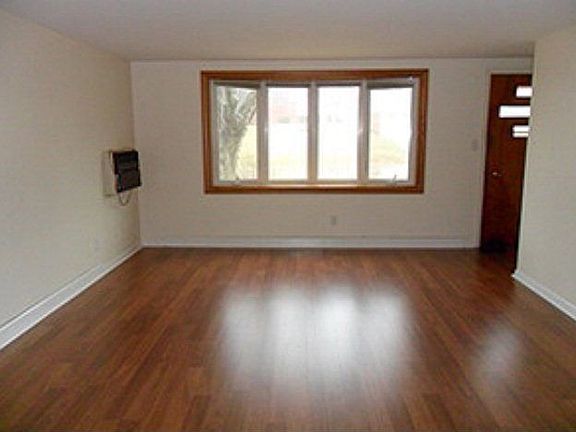 5th image of 220 Hillside Cir