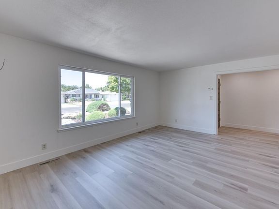 5th image of 549 E Sample Ave