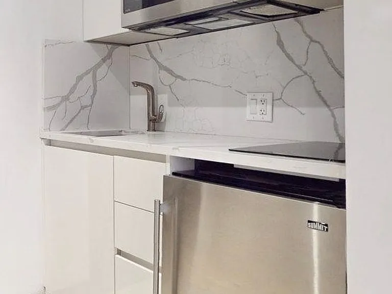 810 Broad Apartments — Photo 7