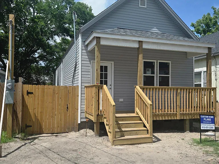 1005 Queen St — Photo 1
