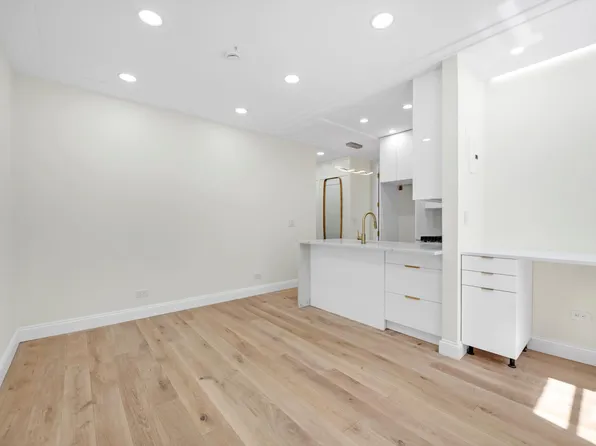 741 West End Avenue image 5 of 13