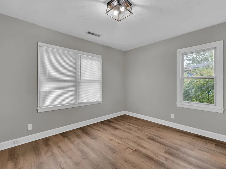 3418 Sleepy Hollow Rd — Photo 9