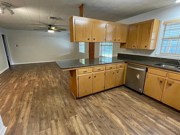 5th image of 402 Marilyn Dr