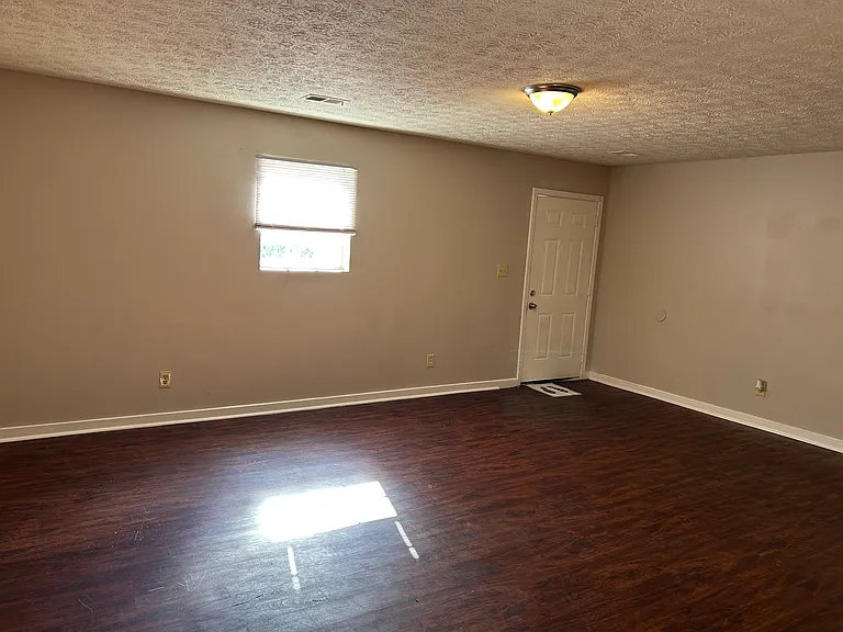413 N Hill St — Photo 1
