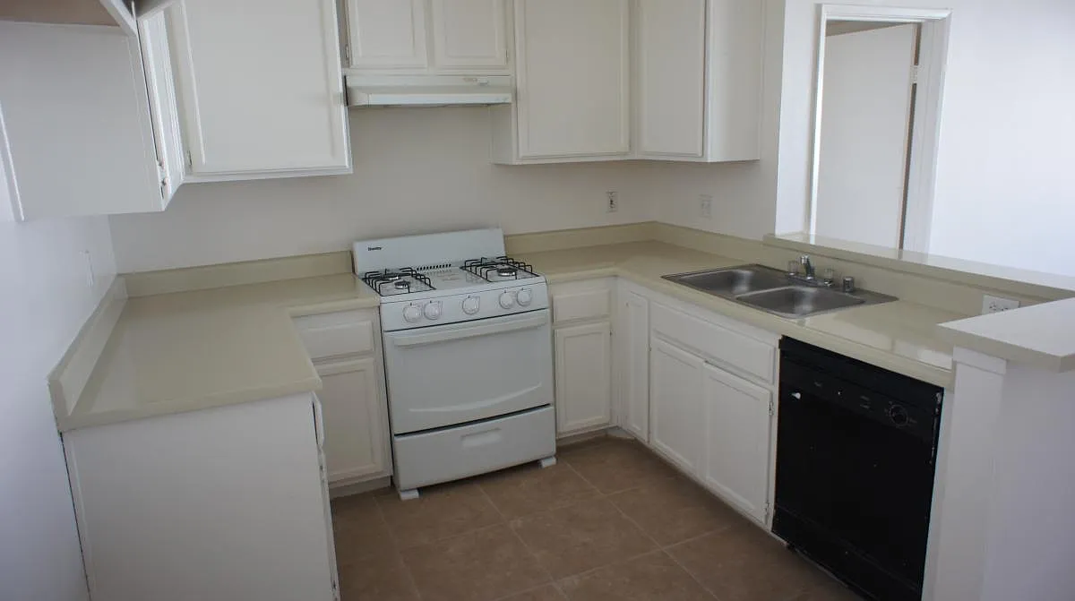 412 S Clementine St — Photo 1