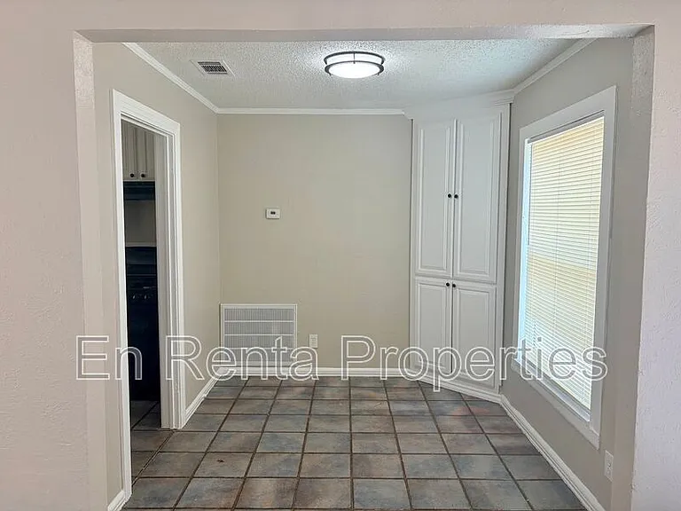 601 W Beach St — Photo 7