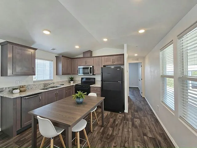 2 bed, 2.0 bath, 784 sqft, $1,510 — Photo 2